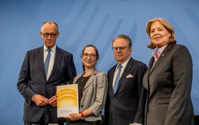 23 June 2026, Berlin: Friedrich Merz, German Chancellor, and Baerbel Bas, German Minister of Labour and Social Affairs and Chair of the Social Democratic Party of Germany, participate in a press conference on pensions following the presentation of the Pension Security Commission's report on pension reform, alongside Commission Chairs Constanze Janda and Frank-Juergen Weise. Photo: Michael Kappeler/dpa