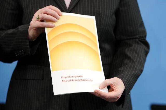 23 June 2026, Berlin: Baerbel Bas, German Minister of Labour and Social Affairs and Chair of the Social Democratic Party of Germany, is holding the report by the Pension Security Commission on comprehensive measures-which serves as the basis for pension reform-in her hands. Photo: Kay Nietfeld/dpa