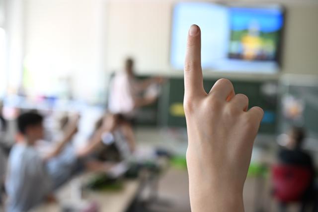 FILED - 15 June 2026, Baden-Wuerttemberg, Stuttgart: FILE PHOTO - Students are attending a 4th-grade class at an elementary school. Photo: Bernd Weißbrod/dpa