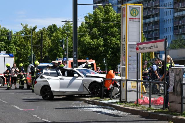 23 June 2026, Berlin: Police and fire department personnel are on the scene of a serious traffic accident at a tram stop at the corner of Greifswalder Straße and Grellstraße. One person has died in the accident involving two cars. Photo: Jens Kalaene/dpa