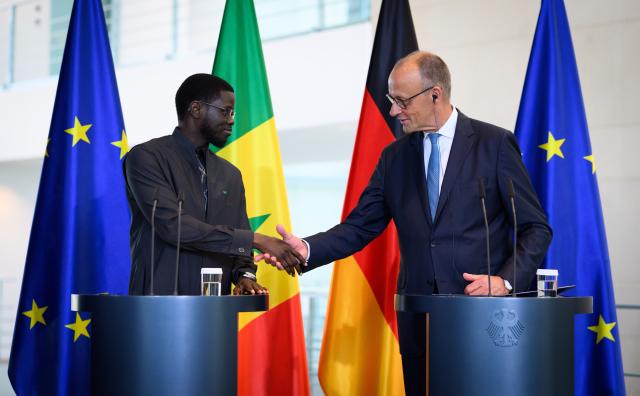 23 June 2026, Berlin: Friedrich Merz (R), German Chancellor, and Bassirou Diomaye Faye, President of Senegal, shake hand during a joint press conference at the Federal Chancellery. Photo: Bernd von Jutrczenka/dpa