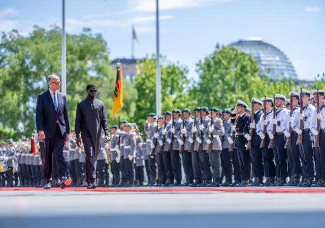 23 June 2026, Berlin: Friedrich Merz (L), German Chancellor, welcomes Bassirou Diomaye Faye, President of Senegal, with full military honors at the Federal Chancellery. Photo: Michael Kappeler/dpa