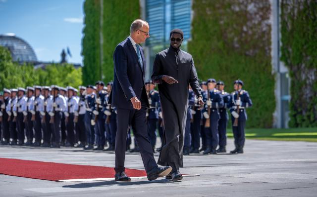 23 June 2026, Berlin: Friedrich Merz (L), German Chancellor, welcomes Bassirou Diomaye Faye, President of Senegal, with full military honors at the Federal Chancellery. Photo: Michael Kappeler/dpa