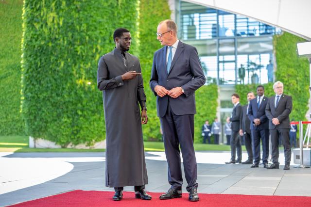 23 June 2026, Berlin: Friedrich Merz (R), German Chancellor, welcomes Bassirou Diomaye Faye, President of Senegal, with full military honors at the Federal Chancellery. Photo: Michael Kappeler/dpa