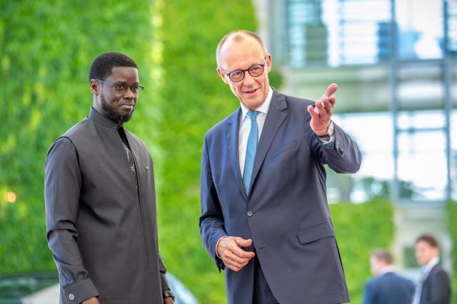 23 June 2026, Berlin: Friedrich Merz (R), German Chancellor, welcomes Bassirou Diomaye Faye, President of Senegal, with full military honors at the Federal Chancellery. Photo: Michael Kappeler/dpa