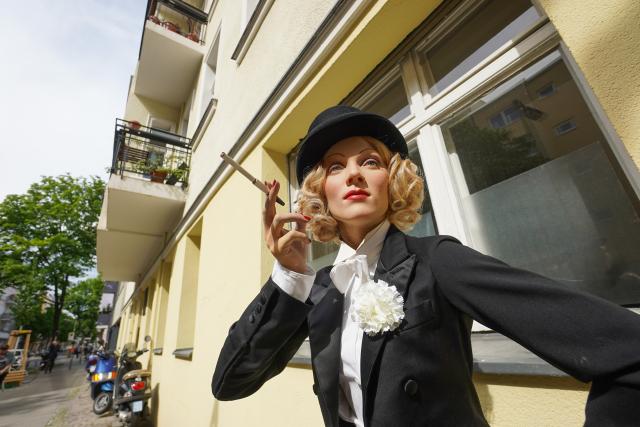 FILED - 01 June 2021, Berlin: The wax figure of Marlene Dietrich stands in front of her birthplace at Leberstrasse 65 in Berlin's Schoeneberg district. The figure will be part of the new area "Berlin 100! From the Golden Twenties to the City of Freedom", which is scheduled to open on 23 June, at Madame Tussauds Berlin. Photo: Jörg Carstensen/dpa