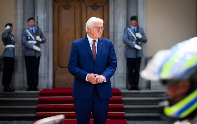23 June 2026, Berlin: German President Frank-Walter Steinmeier welcomes welcomes Senegal's President Bassirou Diomaye Faye at Villa Borsig. Photo: Bernd von Jutrczenka/dpa