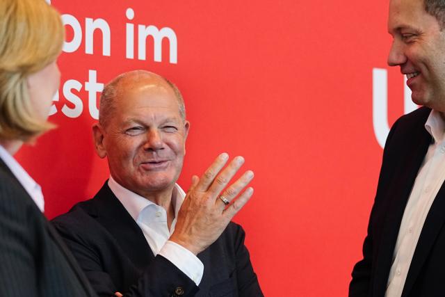 23 June 2026, Berlin: Olaf Scholz (C), former German Chancellor, speaks with Baerbel Bas,  German Minister of Labor and Social Affairs and Social Democratic Party (SPD) Chair, and Lars Klingbeil, German Minister of Finance, Vice Chancellor, and SPD Federal Chair, at the start of their party's parliamentary group meeting. Photo: Kay Nietfeld/dpa