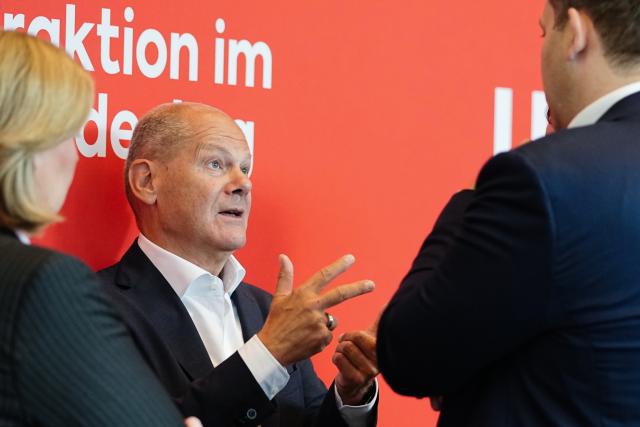 23 June 2026, Berlin: Olaf Scholz (C), former German Chancellor, speaks with Baerbel Bas,  German Minister of Labor and Social Affairs and Social Democratic Party (SPD) Chair, and Lars Klingbeil, German Minister of Finance, Vice Chancellor, and SPD Federal Chair, at the start of their party's parliamentary group meeting. Photo: Kay Nietfeld/dpa
