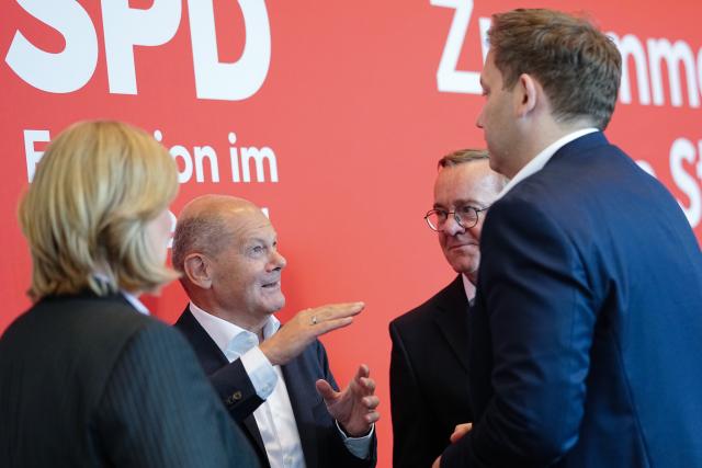 23 June 2026, Berlin: Olaf Scholz (2nd L), former German Chancellor, speaks with Baerbel Bas, German Minister of Labor and Social Affairs and Social Democratic Party (SPD) Chair, Lars Klingbeil, German Minister of Finance, Vice Chancellor, and SPD Federal Chair, and Boris Pistorius , German Minister of Defence at the start of their party's parliamentary group meeting. Photo: Kay Nietfeld/dpa