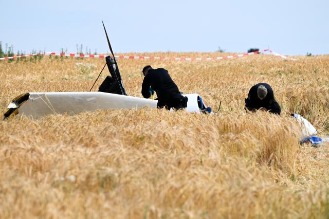 23 June 2026, Hesse, Pohlheim: Police officers arrive at the scene where a small plane crashed. Photo: Florian Wiegand/dpa