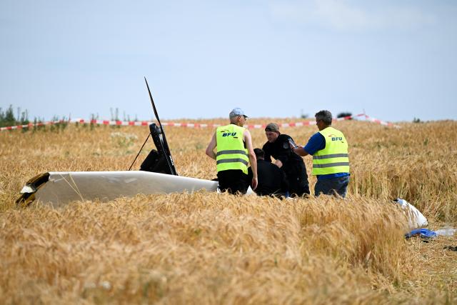 23 June 2026, Hesse, Pohlheim: Police officers arrive at the scene where a small plane crashed. Photo: Florian Wiegand/dpa
