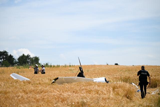 23 June 2026, Hesse, Pohlheim: Police officers arrive at the scene where a small plane crashed. Photo: Florian Wiegand/dpa