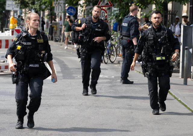 23 June 2026, Hesse, Frankfurt am Main: Police officers arrive to the scene where an unclear incident took place in the area around Frankfurt's Central train station. The incident has prompted a large-scale deployment of police and emergency responders. Witnesses heard gunshots, and a man was subsequently treated while lying on the ground on the station forecourt, according to dpa reporters. Photo: Boris Roessler/dpa