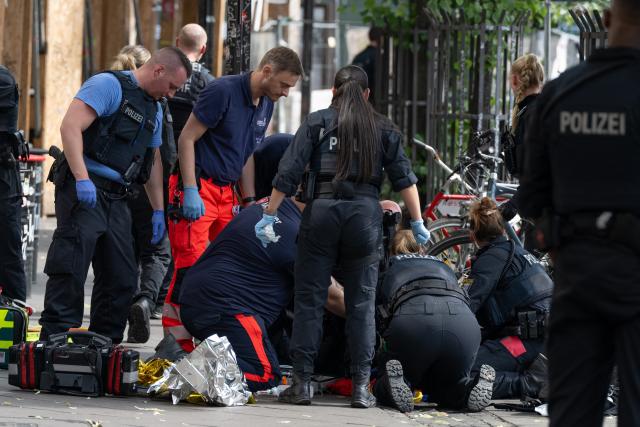 23 June 2026, Hesse, Frankfurt am Main: German police officers arrive to the scene where an unclear incident took place in the area around Frankfurt's Central train station. The incident has prompted a large-scale deployment of police and emergency responders. Witnesses heard gunshots, and a man was subsequently treated while lying on the ground on the station forecourt, according to dpa reporters. Photo: Boris Roessler/dpa