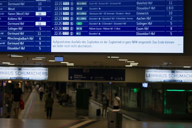 23 June 2026, North Rhine-Westphalia, Duisburg: The information sign announces that all trains at Duisburg Station have been cancelled. Germany's Deutsche Bahn temporarily suspended its train services nationwide on Tuesday evening following a disruption to its communications system, the state-owned rail operator said. Photo: Christoph Reichwein/dpa
