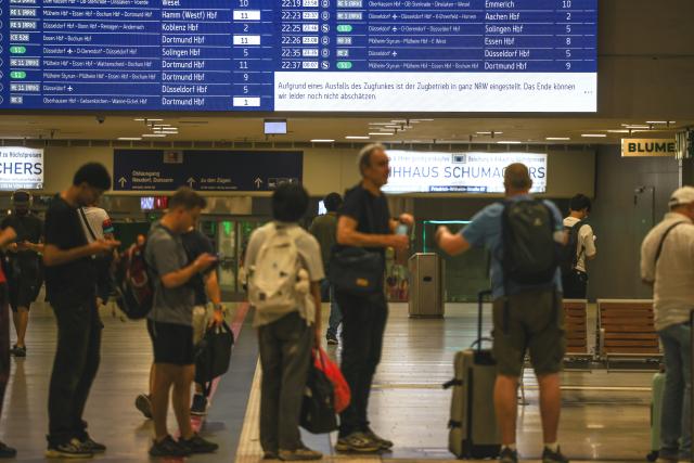 23 June 2026, North Rhine-Westphalia, Duisburg: The information sign announces that all trains at Duisburg Station have been cancelled. Germany's Deutsche Bahn temporarily suspended its train services nationwide on Tuesday evening following a disruption to its communications system, the state-owned rail operator said. Photo: Christoph Reichwein/dpa