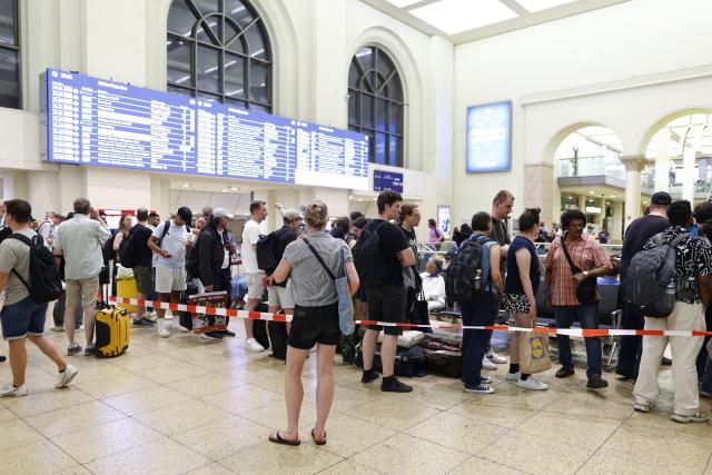 23 June 2026, Lower Saxony, Hanover: Passengers crowd at Hanover train station. Germany's Deutsche Bahn temporarily suspended its train services nationwide on Tuesday evening following a disruption to its communications system, the state-owned rail operator said.. Photo: Moritz Frankenberg/dpa