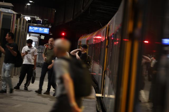 23 June 2026, North Rhine-Westphalia, Duisburg: Passengers get off a train at Duisburg Central Station. Germany's Deutsche Bahn temporarily suspended its train services nationwide on Tuesday evening following a disruption to its communications system, the state-owned rail operator said. Photo: Christoph Reichwein/dpa