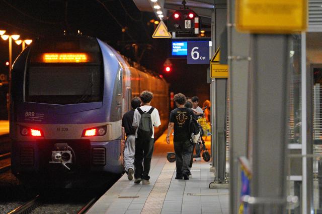 24 June 2026, Rosenheim: Passengers walk past an empty train at Rosenheim Station. Germany's Deutsche Bahn temporarily suspended its train services nationwide on Tuesday evening following a disruption to its communications system, the state-owned rail operator said. Photo: Uwe Lein/dpa