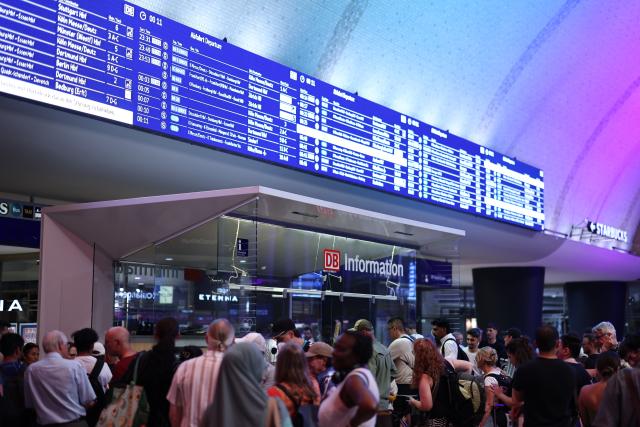 23 June 2026, Rosenheim: Travellers wait in front of the departure board t Cologne's train station. Germany's Deutsche Bahn temporarily suspended its train services nationwide on Tuesday evening following a disruption to its communications system, the state-owned rail operator said. Photo: Rolf Vennenbernd/dpa