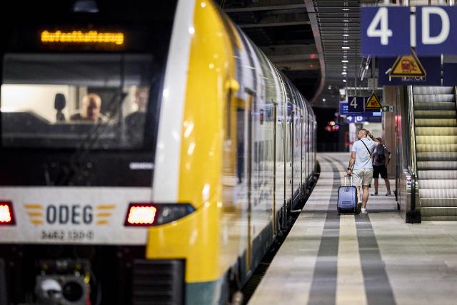 23 June 2026, Berlin: Travellers wander through Berlin's Suedkreuz station. Germany's Deutsche Bahn temporarily suspended its train services nationwide on Tuesday evening following a disruption to its communications system, the state-owned rail operator said.. Photo: Michael Ukas/dpa