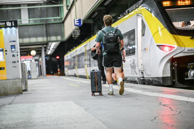 23 June 2026, Stuttgart: A passenger walks on the platform at the Stuttgart's train station. Germany's Deutsche Bahn temporarily suspended its train services nationwide on Tuesday evening following a disruption to its communications system, the state-owned rail operator said. Photo: Jason Tschepljakow/dpa