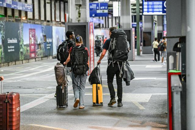 23 June 2026, Stuttgart: Passengers wait on a platform at the Stuttgart's train station. Germany's Deutsche Bahn temporarily suspended its train services nationwide on Tuesday evening following a disruption to its communications system, the state-owned rail operator said. Photo: Jason Tschepljakow/dpa