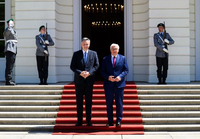 24 June 2026, Berlin: German President Frank-Walter Steinmeier (center right) welcomes Denis Becirovic, Chair of the Presidency of the Republic of Bosnia and Herzegovina, for a meeting in front of Bellevue Palace. The Presidency of the Republic of Bosnia and Herzegovina consists of one representative each from the Bosniak, Serb, and Croat ethnic groups. The collective head of state rotates the presidency every eight months. Photo: Bernd von Jutrczenka/dpa