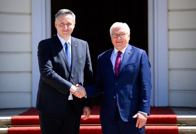24 June 2026, Berlin: German President Frank-Walter Steinmeier (right) welcomes Denis Becirovic, Chair of the Presidency of the Republic of Bosnia and Herzegovina, for a meeting in front of Bellevue Palace. The Presidency of the Republic of Bosnia and Herzegovina consists of one representative each from the Bosniak, Serb, and Croat ethnic groups. The collective head of state rotates the presidency every eight months. Photo: Bernd von Jutrczenka/dpa
