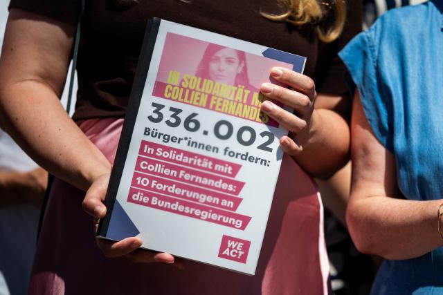 24 June 2026, Berlin: Katharina Droege, chair of the Alliance 90/The Greens parliamentary group in the Bundestag, holds a copy of the WeAct petition "In Solidarity with Collien Fernandes: 10 Demands to the Federal Government" to the leaders of the parliamentary groups and the spokespeople for women's policy from the SPD, the Greens, and The Left, holds a copy of the signatures. Photo: Sebastian Christoph Gollnow/dpa