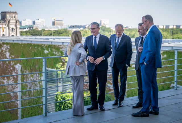 24 June 2026, Berlin: German Chancellor Friedrich Merz (R) greets Giorgia Meloni, Prime Minister of Italy, Keir Starmer, Prime Minister of the United Kingdom; Donald Tusk, Prime Minister of Poland; and French President Emmanuel Macron at the start of the E5 summit of leading European nations ahead of the upcoming NATO summit in front of the Federal Chancellery. Photo: Kay Nietfeld/dpa