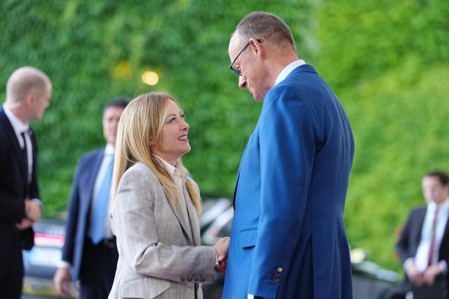 24 June 2026, Berlin: Chancellor Friedrich Merz (R) welcomes Giorgia Meloni, Prime Minister of Italy, in front of the Federal Chancellery at the start of the E5 summit of leading European nations ahead of the upcoming NATO summit. Photo: Kay Nietfeld/dpa