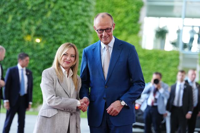 24 June 2026, Berlin: Chancellor Friedrich Merz (R) welcomes Giorgia Meloni, Prime Minister of Italy, in front of the Federal Chancellery at the start of the E5 summit of leading European nations ahead of the upcoming NATO summit. Photo: Kay Nietfeld/dpa
