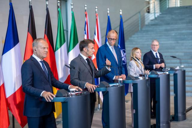 24 June 2026, Berlin: Donald Tusk, Prime Minister of Poland; French President Emmanuel Macron; and German Chancellor Friedrich Merz, Giorgia Meloni, Prime Minister of Italy, and Keir Starmer, Prime Minister of the United Kingdom, are attending a press conference at the Federal Chancellery during the E5 summit of leading European nations ahead of the upcoming NATO summit. Photo: Michael Kappeler/dpa