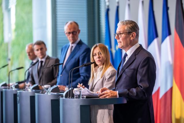 24 June 2026, Berlin: Donald Tusk, Prime Minister of Poland; French President Emmanuel Macron; and German Chancellor Friedrich Merz, Giorgia Meloni, Prime Minister of Italy, and Keir Starmer, Prime Minister of the United Kingdom, are attending a press conference at the Federal Chancellery during the E5 summit of leading European nations ahead of the upcoming NATO summit. Photo: Michael Kappeler/dpa