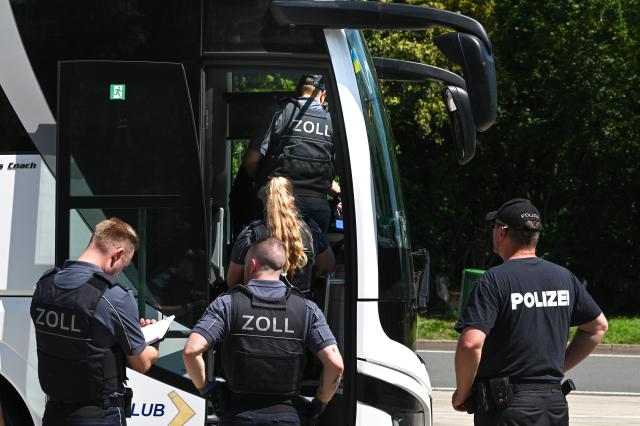 24 June 2026, Thuringia, Hermsdorfer Kreuz: Customs officials are inspecting a tour bus. At the Hermsdorfer Kreuz rest stop, customs officers are conducting a check of passenger traffic in cooperation with the police. The focus is primarily on tour buses. Photo: Heiko Rebsch/dpa