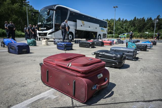 24 June 2026, Thuringia, Hermsdorfer Kreuz: Customs officials removed suitcases and bags from a bus and set them aside for inspection by sniffer dogs. At the Hermsdorfer Kreuz rest stop, customs officers are conducting a check of passenger traffic in cooperation with the police. The focus is primarily on tour buses. Photo: Heiko Rebsch/dpa