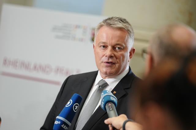 25 June 2026, Berlin: Gordon Schnieder, Minister-President of Rhineland-Palatinate, delivers a press statement at the start of the Conference of Minister-Presidents at the Bundesrat. The talks focus on financial relations between the federal government, the states and municipalities, as well as government modernization, foreign and security policy, and energy policy. Photo: Kay Nietfeld/dpa