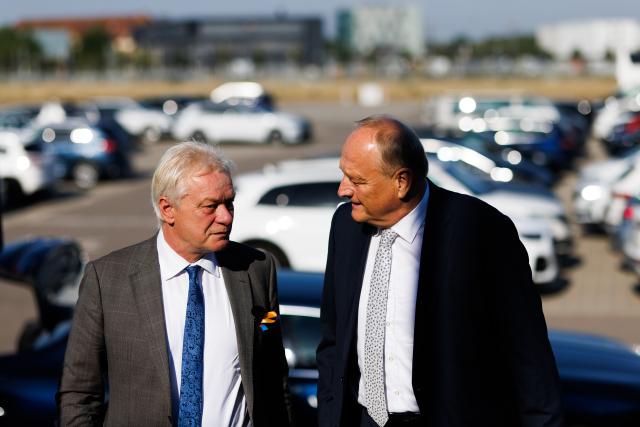 25 June 2026, Baden-Wuerttemberg, Freiburg: Alois Rainer (L), Germany's Agriculture Minister, and Joachim Rukwied (R), President of the German Farmers' Association, face off against demonstrators at the Freiburg Exhibition Center. Photo: Philipp von Ditfurth/dpa