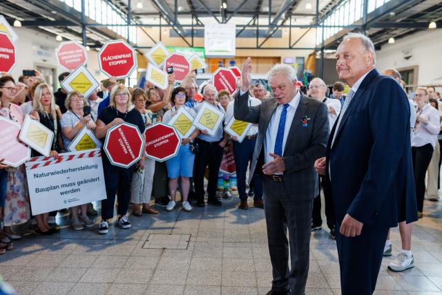 25 June 2026, Baden-Wuerttemberg, Freiburg: Alois Rainer (L), Germany's Agriculture Minister, and Joachim Rukwied (R), President of the German Farmers' Association, face off against demonstrators at the Freiburg Exhibition Center. Photo: Philipp von Ditfurth/dpa