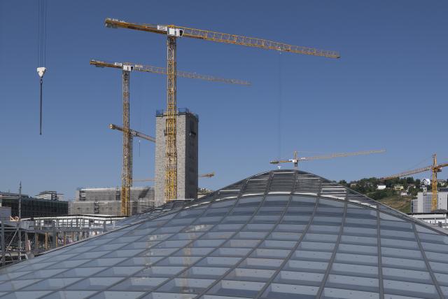25 June 2026, Stuttgart: A view shows the construction site of the Stuttgart 21 rail project alongside the tower of Stuttgart's main railway station. Photo: Marijan Murat/dpa