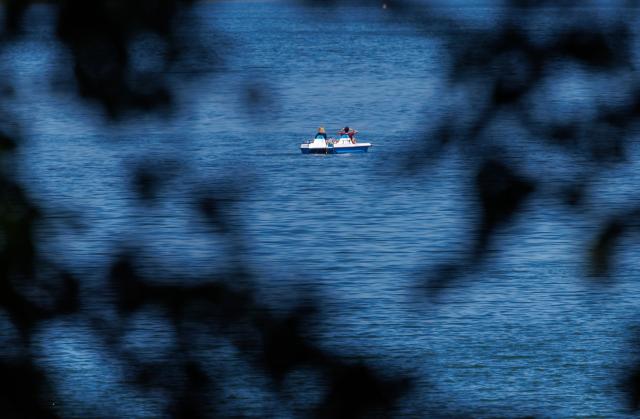 25 June 2026, Mecklenburg-Western Pomerania, Boddin: Holidaymakers enjoy a pedal boat ride on Lake Schaalsee during the height of summer. The German Weather Service (DWD) has forecast continued sunshine and temperatures of up to 38 degrees Celsius across northern Germany in the coming days. Photo: Jens Büttner/dpa