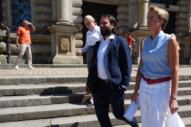 25 June 2026, Hamburg: Christina Block (R), German restaurateur and entrepreneur; Gerhard Delling (back L), former television presenter and sports journalist; attorney Ingo Bott (2nd R), Block's defence counsel; and attorney Paula Wlodarek (3rd R), Block's defence counsel, leave the criminal justice building during a recess in the trial over the alleged abduction of Block's children from Denmark to Germany on New Year's Eve 2023-24. Block is among the defendants in the case. Photo: Marcus Brandt/dpa