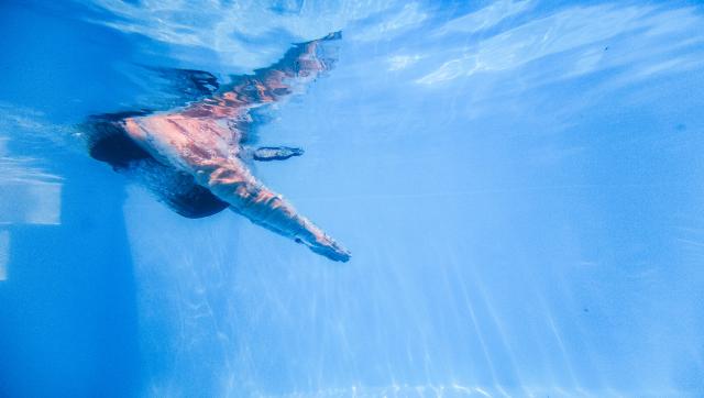 25 June 2026, Baden-Wuerttemberg, Eschbach: A woman jumps into a pool in her back garden to cool off as temperatures in southern Baden are expected to exceed 35 degrees Celsius. Photo: Philipp von Ditfurth/dpa