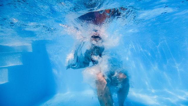 25 June 2026, Baden-Wuerttemberg, Eschbach: A woman jumps into a pool in her back garden to cool off as temperatures in southern Baden are expected to exceed 35 degrees Celsius. Photo: Philipp von Ditfurth/dpa