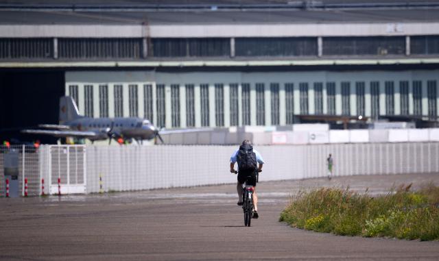 25 June 2026, Berlin: A cyclist rides across Tempelhofer Feld during the height of summer as Berlin experiences soaring temperatures amid an ongoing heatwave. Photo: Bernd von Jutrczenka/dpa - ACHTUNG: Nur zur redaktionellen Verwendung im Zusammenhang mit der aktuellen Berichterstattung und nur mit vollständiger Nennung des vorstehenden Credits
