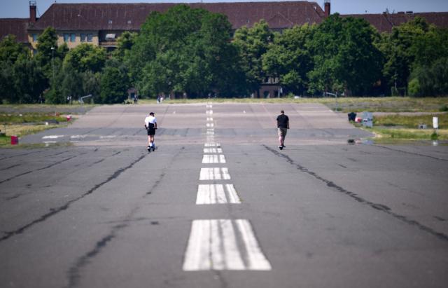 25 June 2026, Berlin: Few walkers, skaters and cyclists are out on Tempelhofer Feld amid the midsummer heat as temperatures continue to soar across Berlin. Photo: Bernd von Jutrczenka/dpa - ACHTUNG: Nur zur redaktionellen Verwendung im Zusammenhang mit der aktuellen Berichterstattung und nur mit vollständiger Nennung des vorstehenden Credits