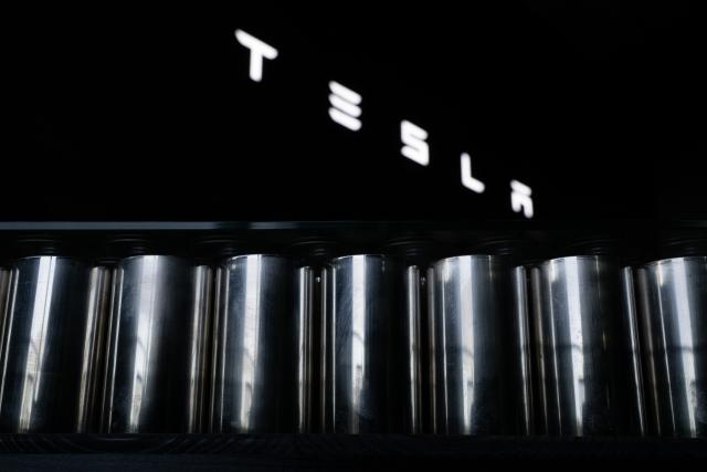 FILED - 16 December 2025, Brandenburg, Gruenheide: FILE PHOTO - The Tesla logo can be seen at the Tesla Gigafactory Berlin-Brandenburg above a table made of battery cells. Photo: Sebastian Gollnow/dpa
