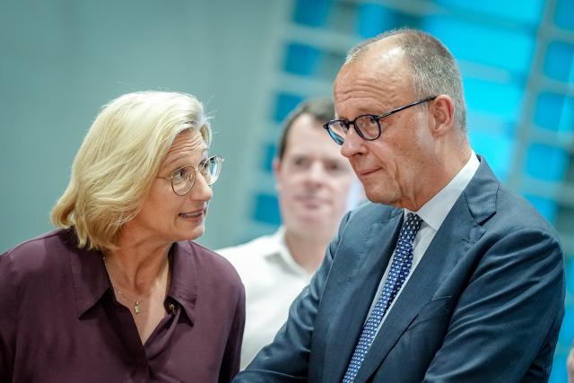 25 June 2026, Berlin: Minister President of the Saarland Anke Rehlinger (L) talks with German Chancellor Friedrich Merz during the Conference of Minister Presidents (MPK) at the Federal Chancellery. Photo: Kay Nietfeld/dpa